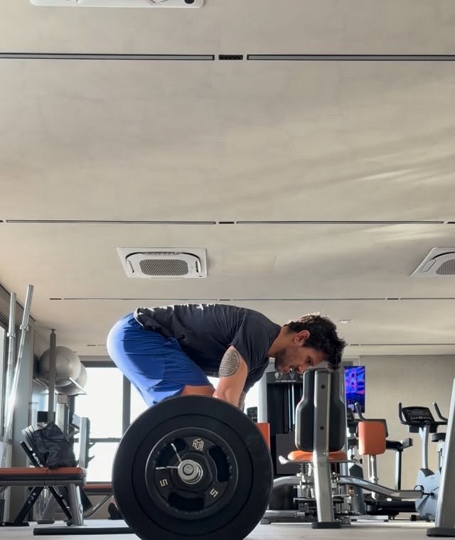 Dr. Guilherme Guida treinando levantamento de peso